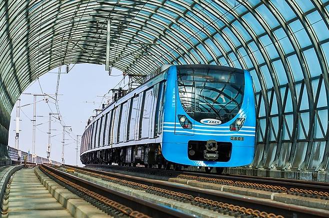 [서울=뉴시스] 공항철도가 내달 7일부터 일반열차와 직통열차의 운임을 인상한다고 밝혔다. 사진은 공항철도가 운영하는 일반열차의 운행 모습. 2023.09.22. (사진=공항철도 제공) photo@newsis.com *재판매 및 DB 금지