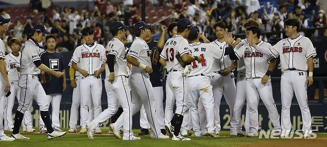 [서울=뉴시스] 정병혁 기자 = 7일 서울 송파구 잠실야구장에서 열린 2023 프로야구 KIA 타이거즈 대 두산베어스의 경기에서 3대0으로 승리한 두산 선수들이 기뻐하고 있다. 2023.09.07. jhope@newsis.com