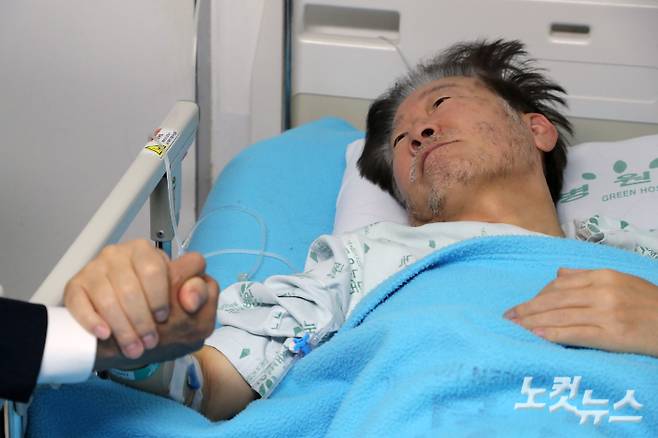 더불어민주당 박광온 원내대표가 21일 오전 서울 중랑구 녹색병원에서 단식 중인 이재명 대표를 찾아 대화를 하고 있다. (이날 오후 이 대표 체포동의안이 본회의에서 표결에 부쳐진다. 이 대표는 전날(20일) 페이스북을 통해 직접 부결을 요청했다.) 국회사진취재단
