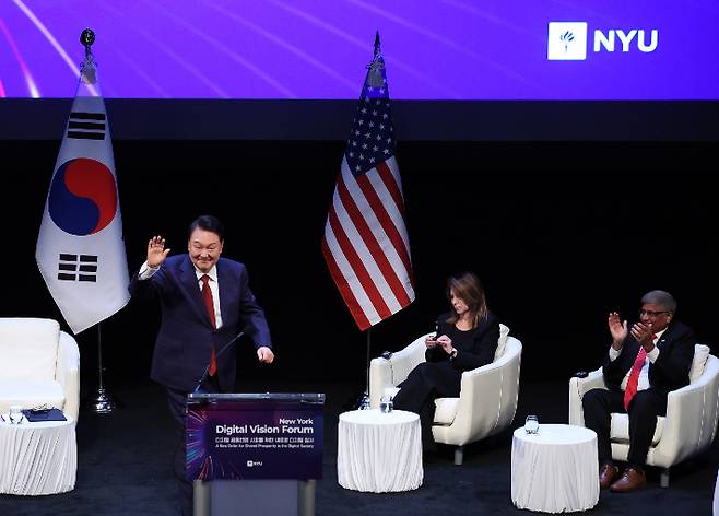 뉴욕 디지털 비전 포럼 기조연설 나서는 윤석열 대통령     (뉴욕=연합뉴스) 진성철 기자 = 윤석열 대통령이 21일(현지시간) 뉴욕대학교에서 열린 '뉴욕 디지털 비전 포럼'에서 기조연설을 위해 단상으로 향하며 인사하고 있다. 2023.9.21     zjin@yna.co.kr (끝)   연합뉴스