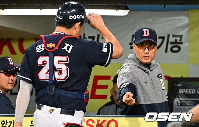 [OSEN=대구, 이석우 기자]두산 베어스 이승엽 감독이 5회말 1사 1,3루 삼성 라이온즈 김성윤을 홈에서 태그 아웃시킨 양의지와 검지손가락 하이파이브를 하고 있다. 2023.09.22 / foto0307@osen.co.kr