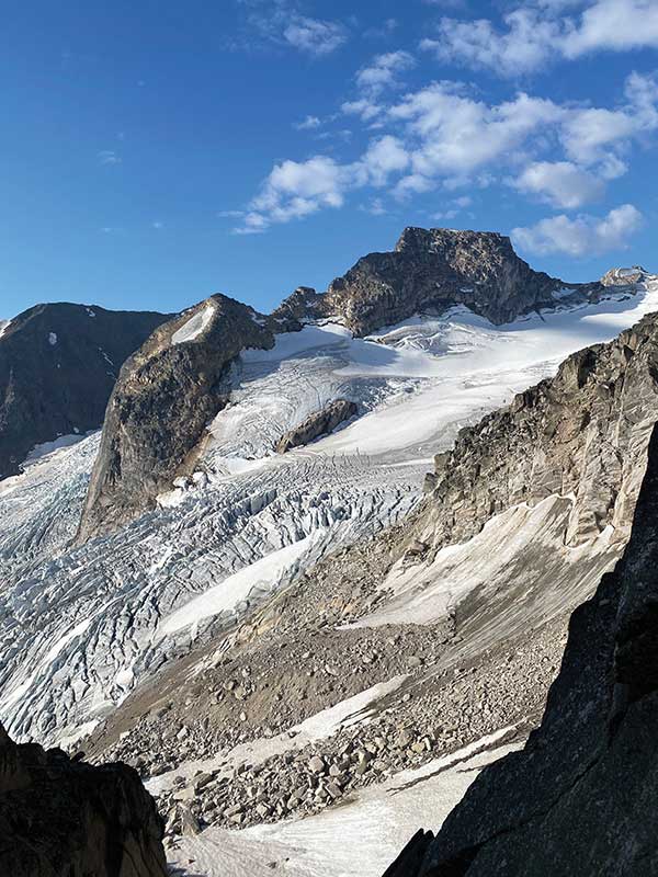 스노패치 루트 시작지점에서 바라본 풍경. 크레바스가 어마어마하다. 빙하를 배경에 두고 등반한다는 건 정말 가슴 뛰는 일이다.