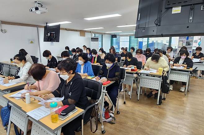 요양보호사들이 지난 21일 부산 동구 중앙대로 한국노인복지중앙회교육장에서 교육성취도평가를 치루고 있다.부산교육장은 최첨단 시청각 시스템을 마련해 쾌적한 교육환경을 마련했다.