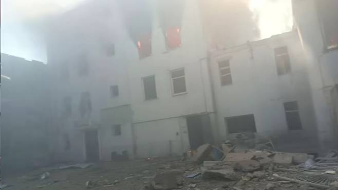 4층 건물의 3층부에서 불길이 치솟고 있다.