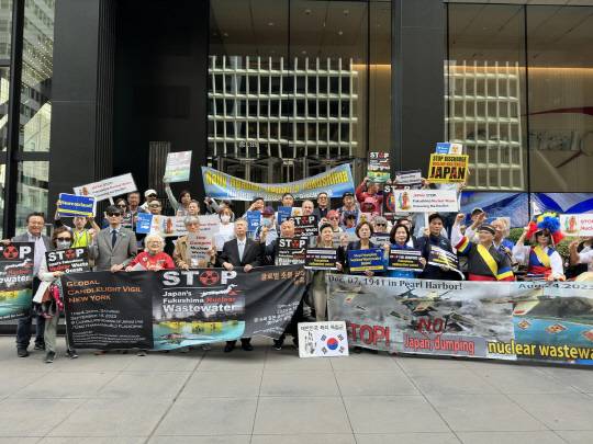 미국 뉴욕 맨해튼 일본 총영사관 앞에서 민주당 ‘후쿠시마 원전 오염수 해양투기 저지 총괄대책위원회’ 소속인 이용선, 이수진 의원과 강은미 정의당 의원 등 야당 정치인, 국내 환경·시민단체 활동가, 현지 교민단체 회원 등 50여명이 집회를 열고 후쿠시마 원전 오염수 방류 중단을 촉구했다. 연합뉴스