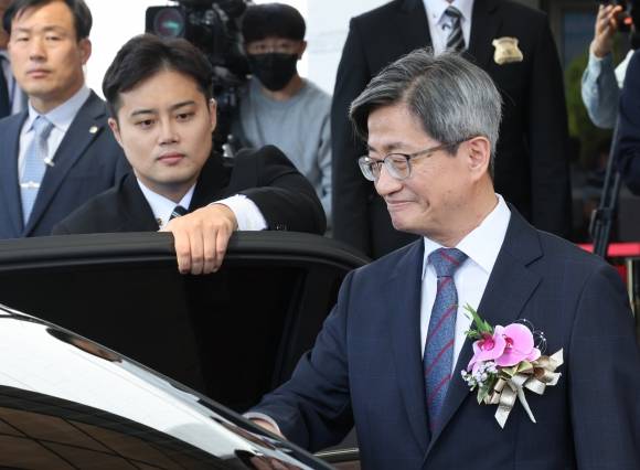 퇴임식 마치고 법원 떠나는 김명수 대법원장 - 김명수(오른쪽) 대법원장이 22일 오전 서울 서초구 대법원에서 열린 퇴임식을 마치고 대법원을 나서고 있다. 2017년 9월 25일 취임한 김 대법원장은 6년의 임기를 마치고 퇴임한다. 2023.9.22