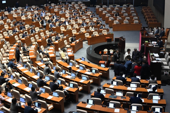 21일 서울 여의도 국회에서 열린 본회의에서 여야 의원들이 이재명 더불어민주당 대표에 대한 체포동의안 포결을 개표하고 있다. 2023.9.21 홍윤기 기자