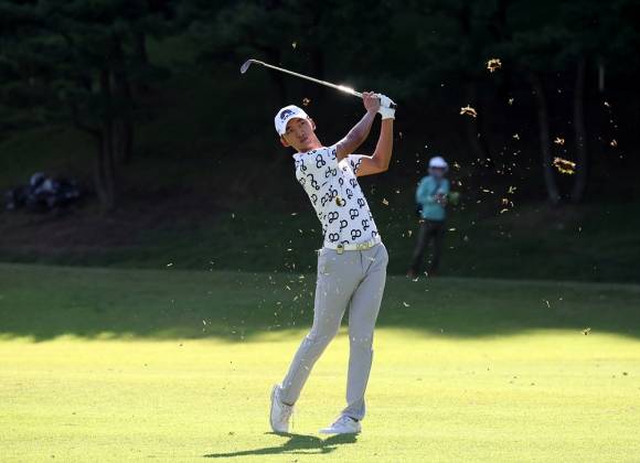 윤상필이 22일 경북 칠곡군 파미힐스CC에서 열린 iM Bank 오픈 2라운드 10번 홀에서 세컨 아이언 샷하고 있다.  KPGA 제공