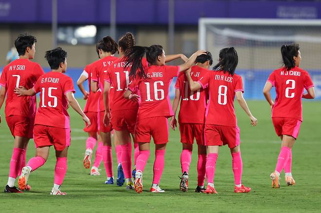 22일 오후 중국 저장성 원저우 스포츠센터 스타디움에서 열린 항저우 아시안게임 여자 축구 조별리그 E조 1차전 한국과 미얀마의 경기에서 한국 지소연이 프리킥으로 골을 넣은 뒤 동료들에게 축하받고 있다.  원저우 | 연합뉴스