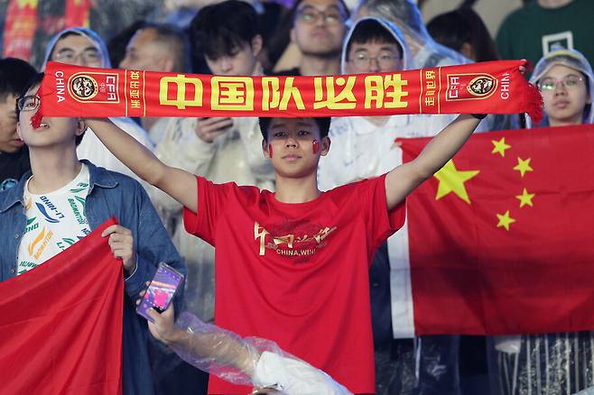 ▲ 중국 남자축구 대표팀을 응원하는 중국 관중 ⓒ항저우 아시안게임