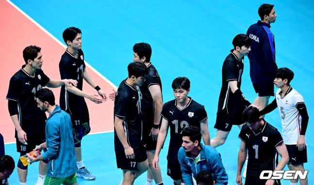 한국 남자배구 대표팀이 22일(한국시간) 중국 저장성 사오싱 중국 섬유 도시 스포츠센터 체육관에서 열린 제19회 항저우 아시안게임 파키스탄과 12강전에서 1세트를 마치고 휴식을 취하고 있다.