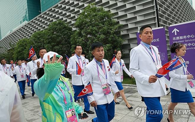 입촌식 마치고 선수촌 향하는 북한 선수단 (항저우=연합뉴스) 홍해인 기자 = 2022 항저우 아시안게임(AG) 개막을 하루 앞둔 22일 북한 선수단이 중국 항저우시 아시안게임 선수촌 국기광장에서 공식 입촌식을 마친 뒤 선수촌으로 돌아가고 있다. 2023.9.22 hihong@yna.co.kr