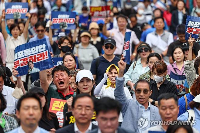 슬퍼하는 이재명 대표 지지자들 (서울=연합뉴스) 서대연 기자 = 더불어민주당 이재명 대표 체포동의안이 가결된 21일 오후 서울 영등포구 국회 앞에서 이 대표 지지자들이 슬퍼하고 있다. 2023.9.21 dwise@yna.co.kr