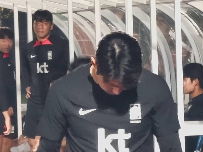 고개를 푹 숙이고 이동하는 이강인 [촬영 이의진]