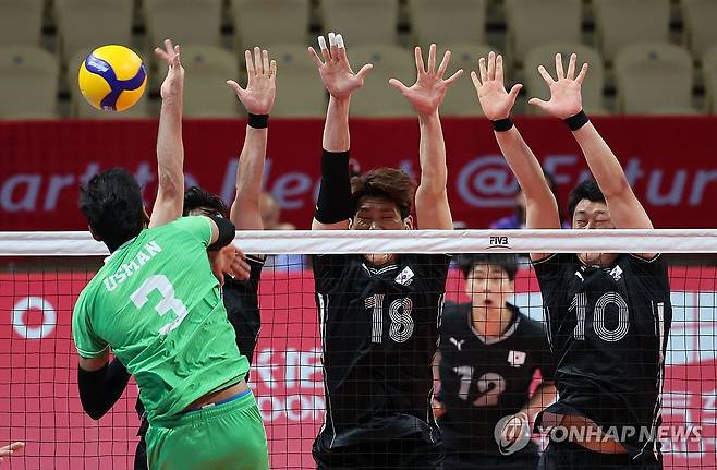 '막아라!' (항저우=연합뉴스) 김인철 기자 = 22일 중국 항저우 사오싱 차이나 텍스타일 시티 스포츠센터에서 열린 19회 항저우 아시안게임 남자배구 12강 토너먼트 한국과 파키스탄의 경기. 한국 김경민, 나경복이 파키스탄 우스만의 공격을 막기 위해 손을 뻗고 있다. 2023.9.22 yatoya@yna.co.kr