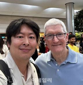 김상윤 이데일리 뉴욕특파원이 인터뷰를 마친 후 팀 쿡 애플 CEO와 셀피를 찍고 있다. (사진=김상윤 뉴욕특파원)