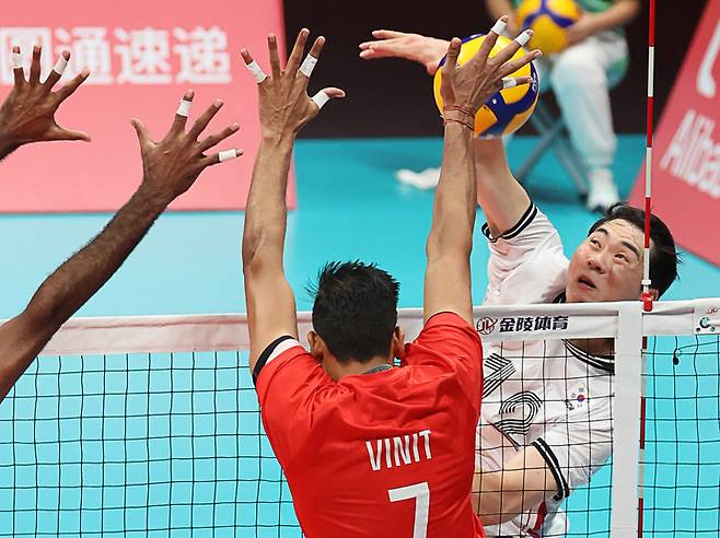 한국 남자배구 대표팀 전광인이 공격을 시도한다, 연합뉴스