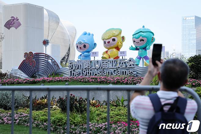 2022 항저우 아시안게임 개막을 5일 앞둔 18일 개회식이 열릴 중국 항저우 올림픽 스포츠센터 스타디움을 찾은 관광객들이 기념 촬영을 하고 있다. 2023.9.18/뉴스1 ⓒ News1 유승관 기자