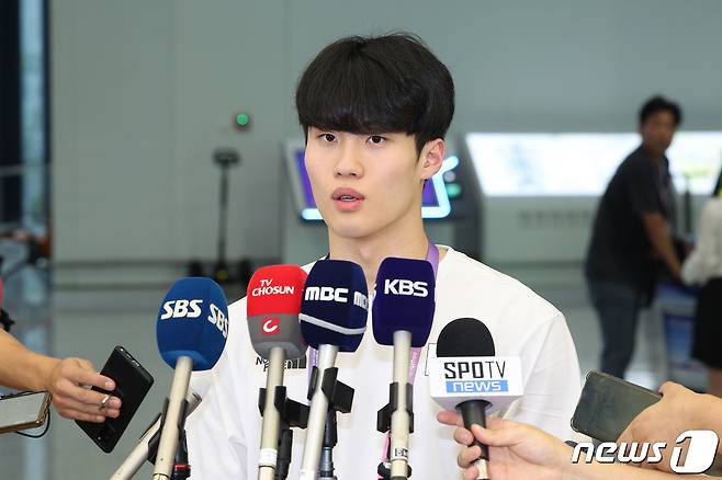 수영 국가대표 황선우가 2022 항저우 아시안게임에 출전하기 위해 21일 오후 중국 항저우 샤오산 국제공항을 통해 입국해 취재진의 질의에 답변하고 있다. 2023.9.21/뉴스1 ⓒ News1 신웅수 기자