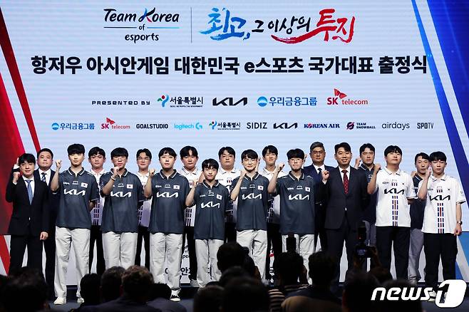 항저우 아시안게임 대한민국 e스포츠 국가대표팀 선수들이 28일 오후 서울 중구 서울시청에서 열린 출정식에서 기념촬영을 하고 있다. 2023.8.28/뉴스1 ⓒ News1 민경석 기자
