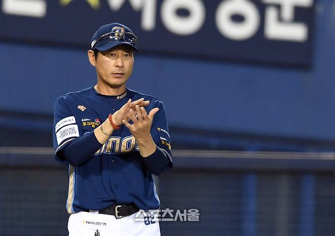 NC 다이노스 강인권 감독이 19일 잠실구장에서 열린 2023 KBO리그 두산 베어스와 경기에서 승리한 뒤 선수들에게 박수를 보내고 있다. 2023. 9. 19.  잠실 | 박진업기자 upandup@sportsseoul.com