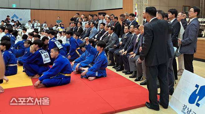 개회식후 내빈들이 선수들을 앞배경 삼아 기념사진을 찍고 있다.