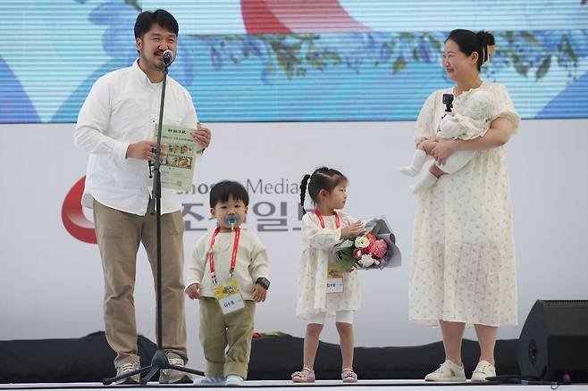 31초 우리 가족 행복 담기 공모전에서 대상을 받은 김수호씨 가족이 수상 소감을 말하고 있다. / 장련성 기자