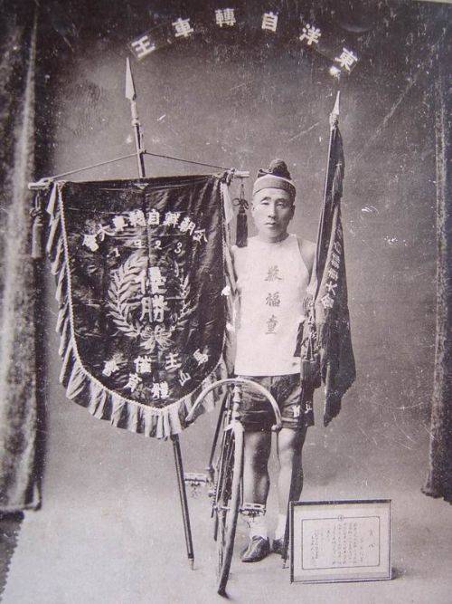1923년 마산체육회가 주최한 자전거대회에서 우승한 엄복동. '동양자전거왕'이란 별명을 얻었다.