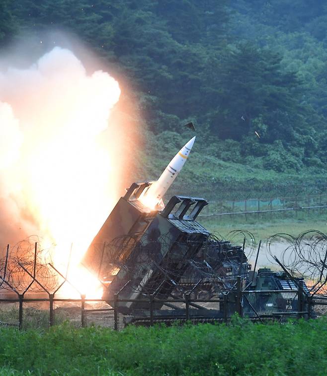 2017년 7월 동해에서 실시한 한미 연합연습에서 미군이 에이태큼스 미사일을 발사하고 있다. /AFP 연합뉴스
