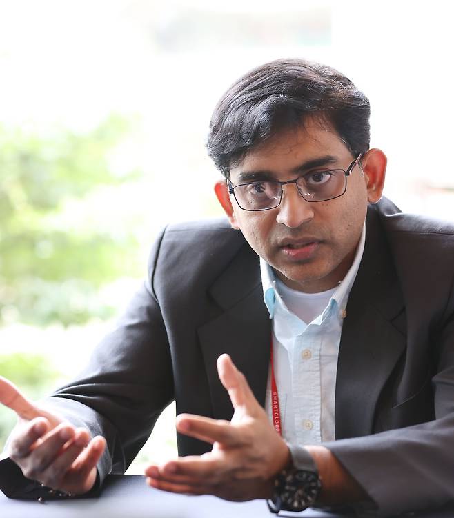 비네쉬 수쿠마 퀄컴 테크놀로지 시니어 디렉터·AI 제품 총괄이 지난 21일 서울 소공동 웨스틴조선호텔에서 진행된 조선비즈와 인터뷰에서 답변하고 있다./조선비즈