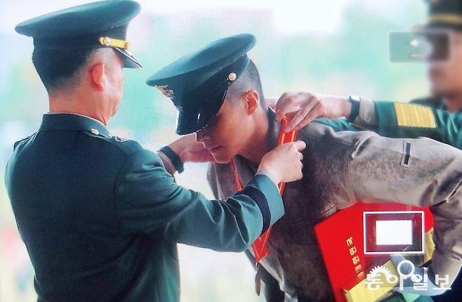 권광진이 해병대 기수 동기 중 1등에 해당하는 ‘무적해병상’을 받는 모습.  권광진 제공