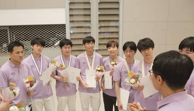 MO를 잘 치르고 인천국제공항에 막 도착한 대표들의 모습 - 해산하기 전 대표단 교수들로부터 진학, 진로 등의 조언을 진지하게 듣고 있다. 수학동아 제공