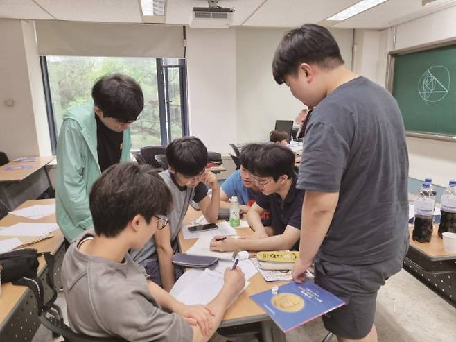IMO 직전인 6월 말 서울대에서 집중교육을 받고 있는 수학 국가대표. 서로 열띤 토론을 벌이며 수학 문제의 답을 찾고 있다. 수학동아 제공