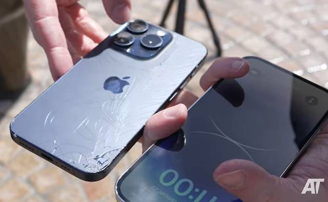 아이폰15프로(왼쪽)와 아이폰14프로. 애플트랙 캡처