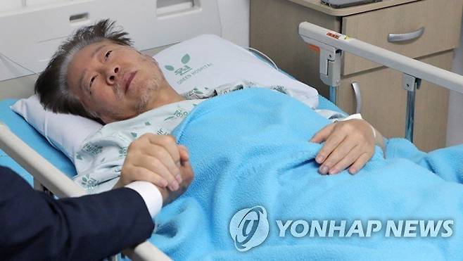 (서울=연합뉴스) 9월 21일 오전 더불어민주당 박광온 원내대표가 서울 중랑구 녹색병원에서 단식 중인 이재명 대표를 찾아 대화하고 있다. [국회사진기자단]