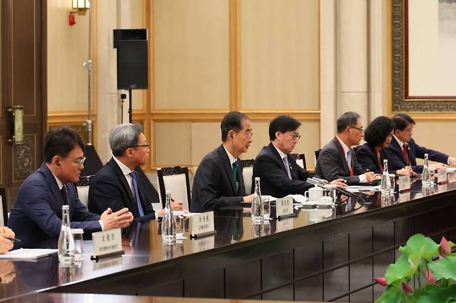 제19회 아시안게임 개막식 참석을 위해 중국을 방문한 한덕수 국무총리가 23일 오후(현지시간) 중국 항저우 저장성 항저우 시후 국빈관에서 시진핑 중국 국가 주석과 회담을 하고 있다. 국무총리실 제공