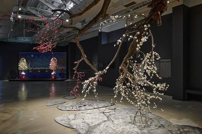 ‘공예 다이얼로그’에 전시된 궁중채화서울랩의 매화 연리지 작품. 서울공예박물관 제공