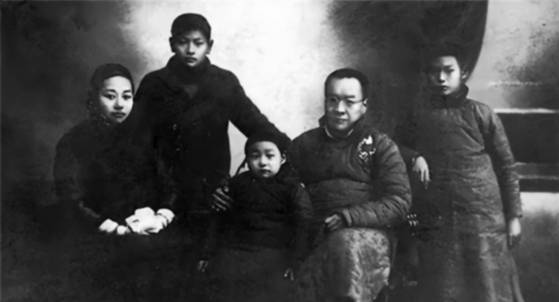 소년 시절 친부와 함께한 예궁차오(오른쪽). [사진 김명호]