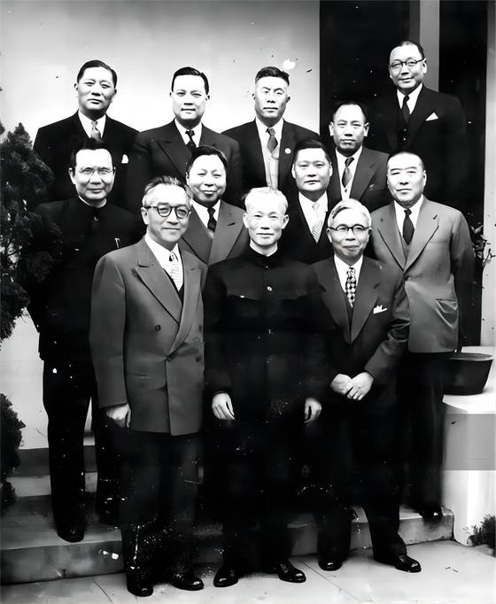 부총통 천청(陳誠·앞줄 가운데)과 함께 중앙연구원을 방문한 외교부장 예궁차오(둘째 줄 오른쪽 둘째). [사진 김명호]