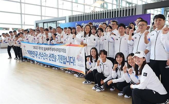 2022 항저우 아시안게임에 출전할 대한민국 선수단 본진이 지난 20일 인천국제공항을 통해 중국으로 출국하기에 앞서 기념 촬영을 하고 있다.  /사진=연합뉴스