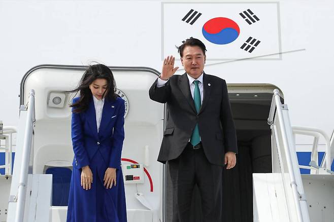 [뉴욕=뉴시스] 전신 기자 = 미국 순방 일정을 마치고 귀국하는 윤석열 대통령과 부인 김건희 여사가 22일(현지시간) 뉴욕 JFK 국제공항에 도착해 공군 1호기 탑승에 앞서 인사하고 있다. 2023.09.23.