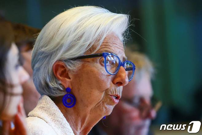 (브뤼셀 로이터=뉴스1) 우동명 기자 = 크리스틴 라가르드 유럽 중앙은행(ECB) 총재가 5일 (현지시간) 벨기에 브뤼셀에서 열린 유럽의회 경제·통화위원회서 가진 연설서 “금리 인상 기조를 유지할 것”이라고 밝히고 있다. 2023.6.6  ⓒ 로이터=뉴스1  Copyright (C) 뉴스1. All rights reserved. 무단 전재 및 재배포 금지.