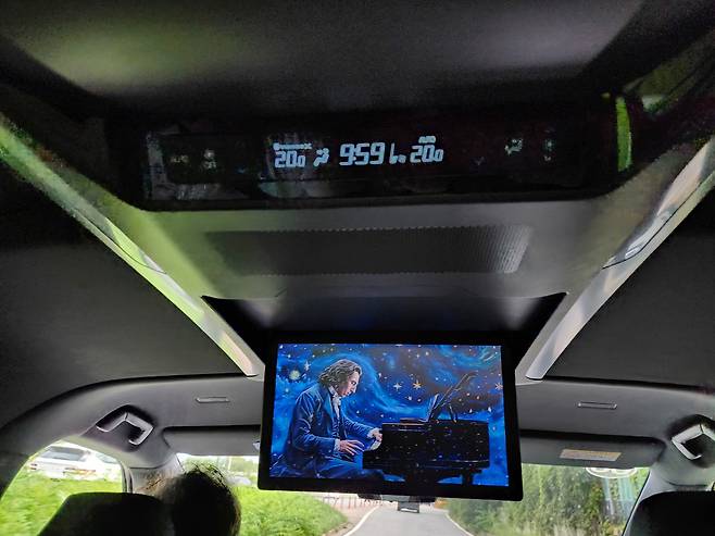 토요타 알파드 2열에 설치된 대형 디스플레이. [김성우 기자]
