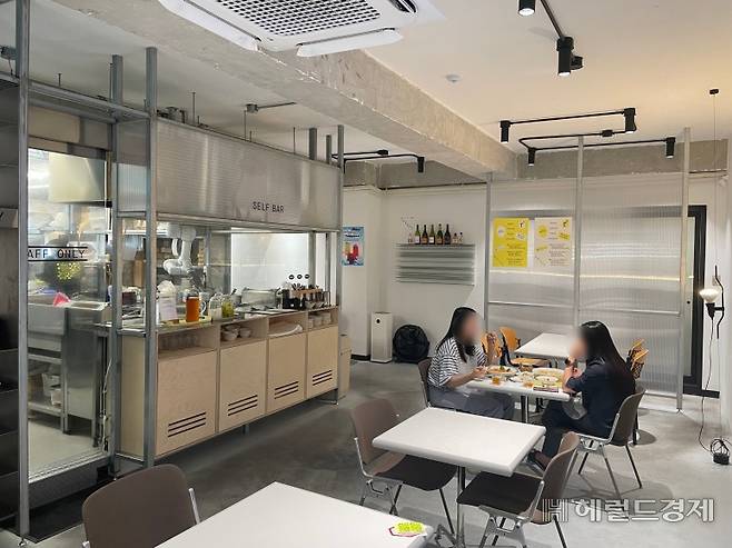 서울 강남구 역삼동에 위치한 양식 레스토랑 알엔에서 소비자들이 식사하고 있다.투명한 유리창 너머로 조리로봇들이 요리하는 모습을 볼 수 있다. 전새날 기자