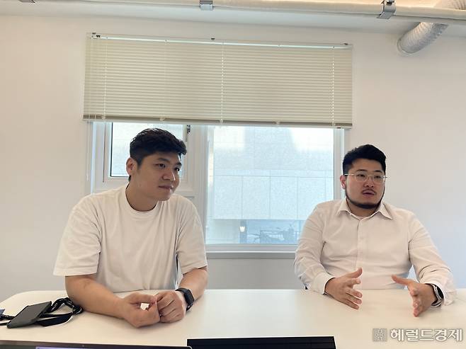 조리로봇을 제작한 후 외식 매장까지 운영하는 크레오코리아의 박성철 디렉터(왼쪽)와 최현우 디렉터(오른쪽)가 헤럴드경제와 인터뷰하고 있다. 전새날 기자