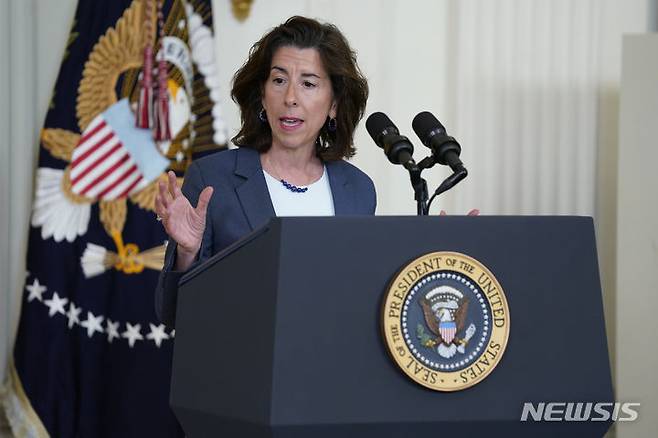 [워싱턴=AP/뉴시스]미 상무부는 22일(현지시간) 반도체 보조금 수령 기업의 중국 생산 설비 확대 및 투자 제한을 구체적으로 명시한 '가드레일' 규정을 최종 확정해 발표했다. 사진은 지나 러몬도 미국 상무장관이 지난 6월26일 미 백악관에서 발언하는 모습. 2023.09.23