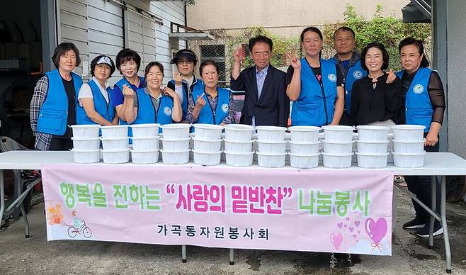 가곡동 자원봉사회원들이 추석맞이 사랑의 음식 나눔 행사를 하고 있다. (사진=밀양시 제공) *재판매 및 DB 금지