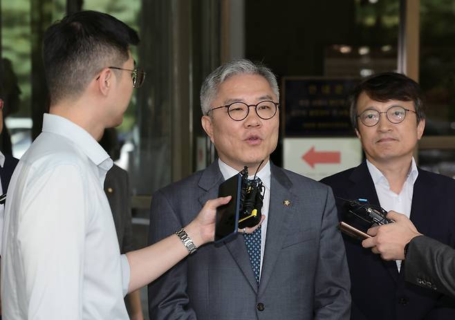 조국 전 법무부 장관 아들의 인턴 확인 경력서를 허위로 써준 혐의로 재판에 넘겨진 최강욱 더불어민주당 의원이 9월18일 서울 서초구 대법원에서 상고심 선고 공판을 마치고 취재진의 질문에 답하고 있다. 이날 재판부는 징역 8개월에 집행유예 2년을 선고한 원심 판결을 확정했다. ⓒ연합뉴스