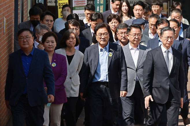 22일 오전 더불어민주당 이재명 대표가 병상 단식을 이어가고 있는 가운데 서울 중랑구 녹색병원에서 이 대표와 면담을 마친 민주당 의원들이 밖으로 나서고 있다. ⓒ연합뉴스