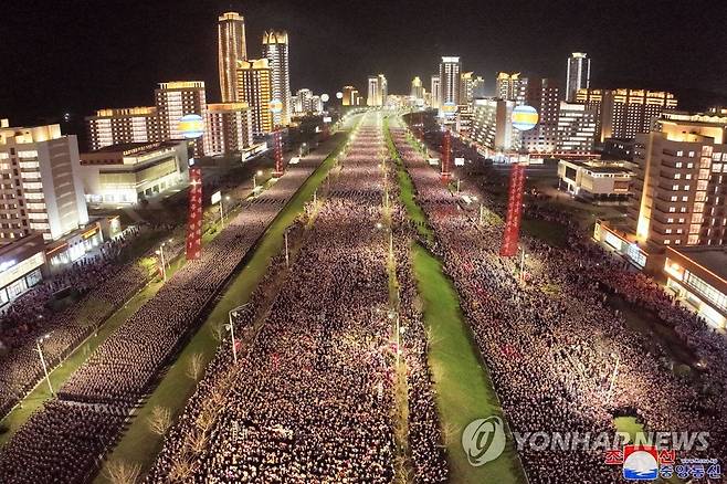 북한, 화성지구 1만 세대 살림집 준공식 개최 (평양 조선중앙통신=연합뉴스) 북한 김정은 총비서가 참석 가운데 지난 16일 평양 화성지구 1단계 1만 세대 살림집(주택) 준공식이 진행됐다고 조선중앙통신이 17일 보도했다. 2023.4.17 
    [국내에서만 사용가능. 재배포 금지. For Use Only in the Republic of Korea. No Redistribution] nkphoto@yna.co.kr